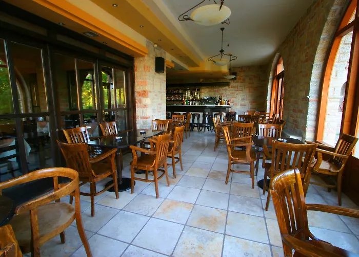 Mont Helmos Hotell 3*